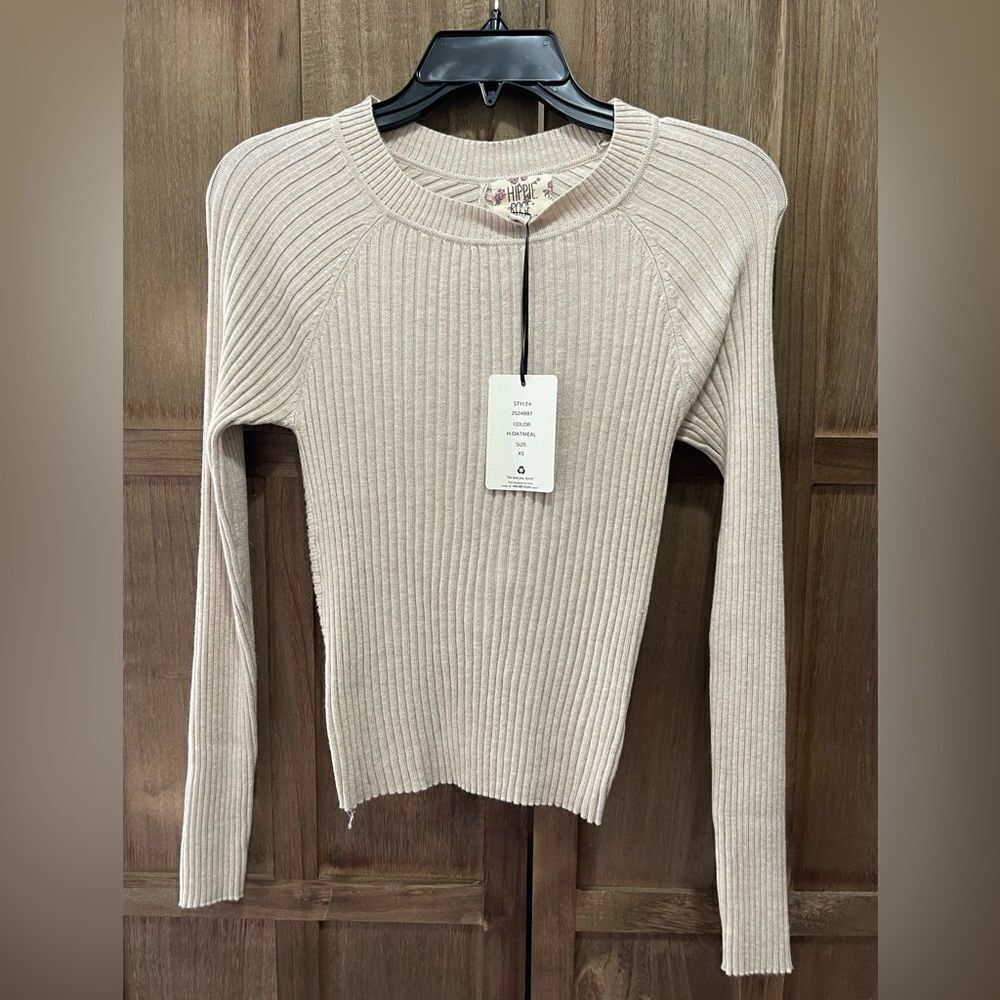 NWT Hippie Rose lightweight sweater with back opening. - Picture 2 of 2